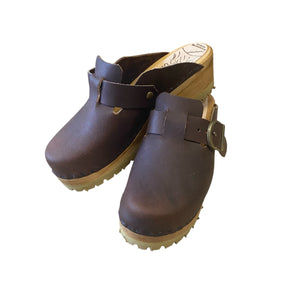 Front view of the Aspen clog design with an adjustable over the foot strap and mountain sole.