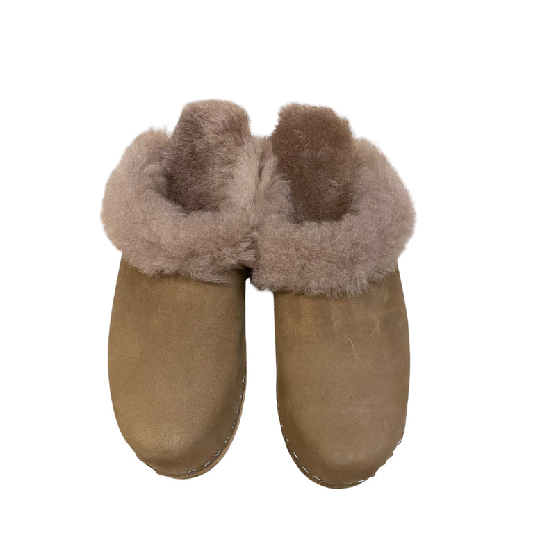 Traditional Shearling style on the mountain sole in the camel leather with beige shearling.