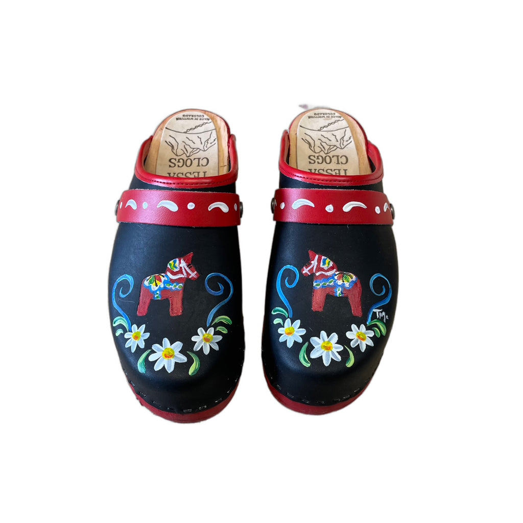 Black Traditional Heel Dalahorse Daisy with Red Sole