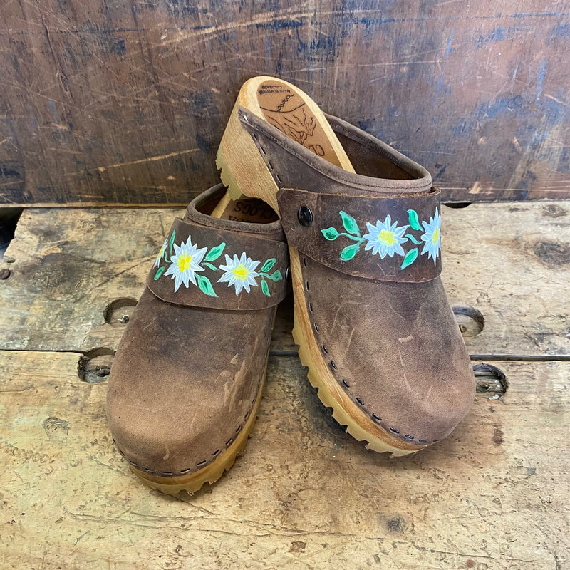 Mountain Sole Distressed Brown with Edelweiss Snap Strap