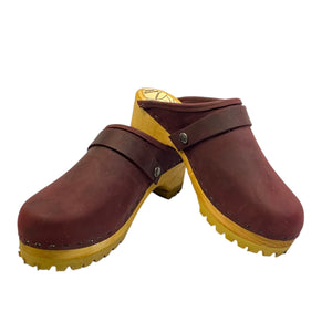  traditional mountain sole clog in the Merlot leather snap strap