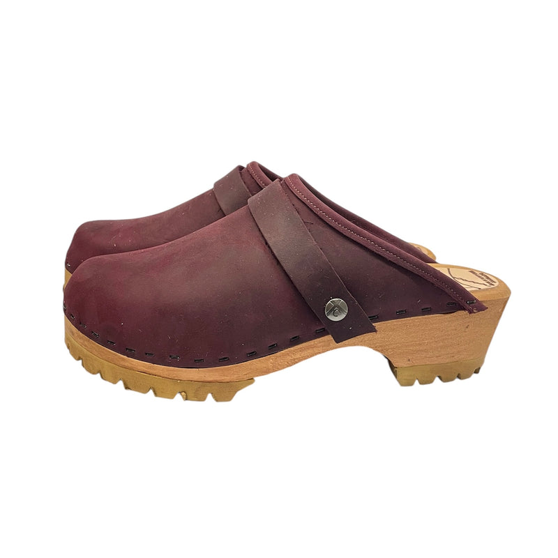  traditional mountain sole clog in the Merlot leather snap strap