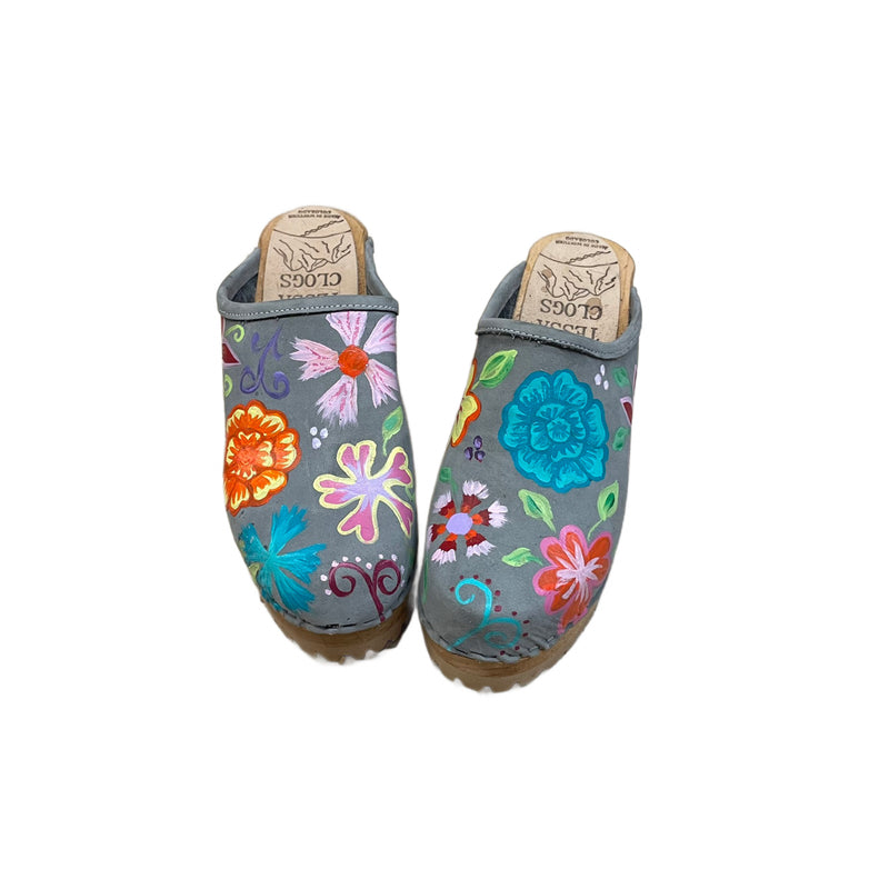 Light Gray High Heel Mountain Clogs with hand painted Blossom design
