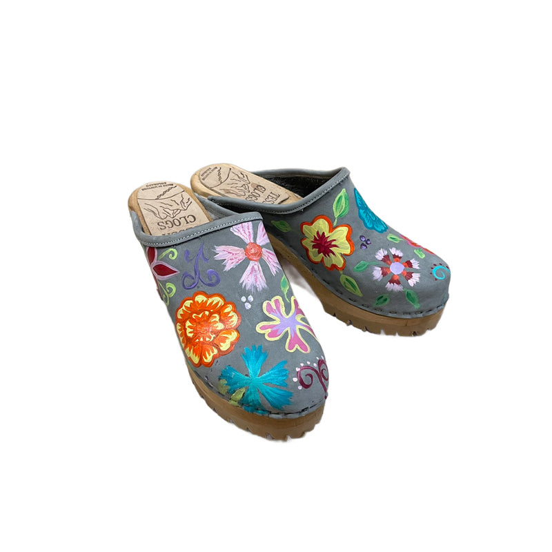 Light Gray High Heel Mountain Clogs with hand painted Blossom design