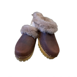 Rustic Brown Mountain Clogs with Blush Shearling