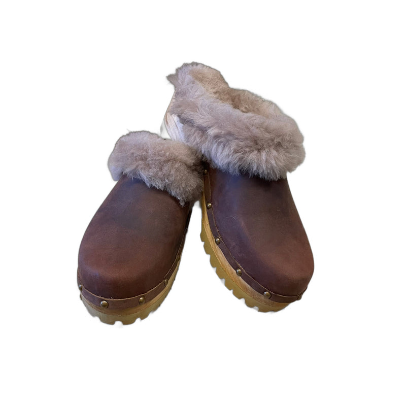 Rustic Brown Mountain Clogs with Blush Shearling