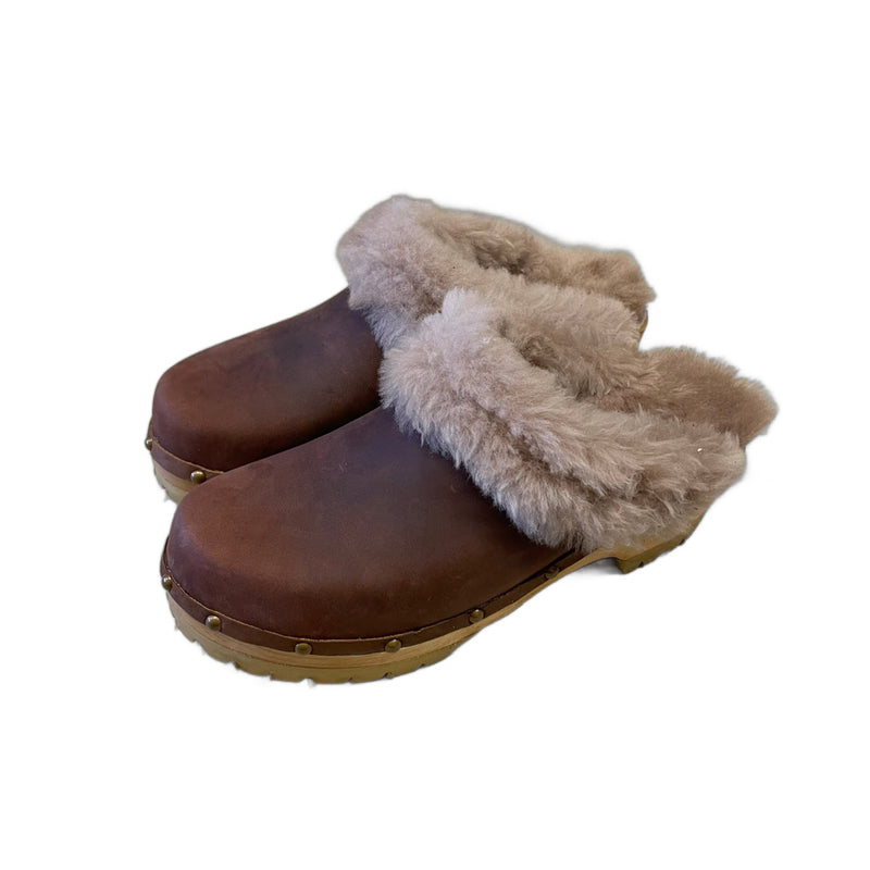 Rustic Brown Mountain Clogs with Blush Shearling