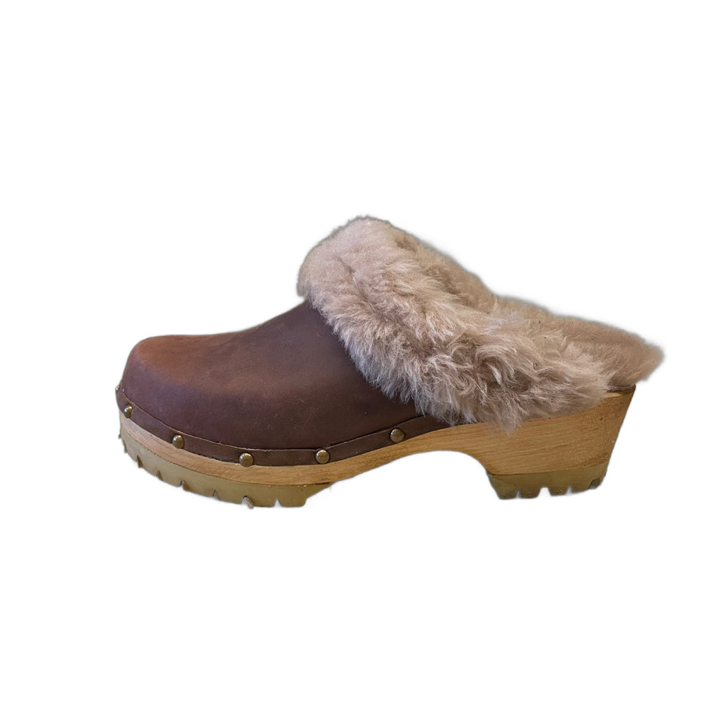 Rustic Brown Mountain Clogs with Blush Shearling