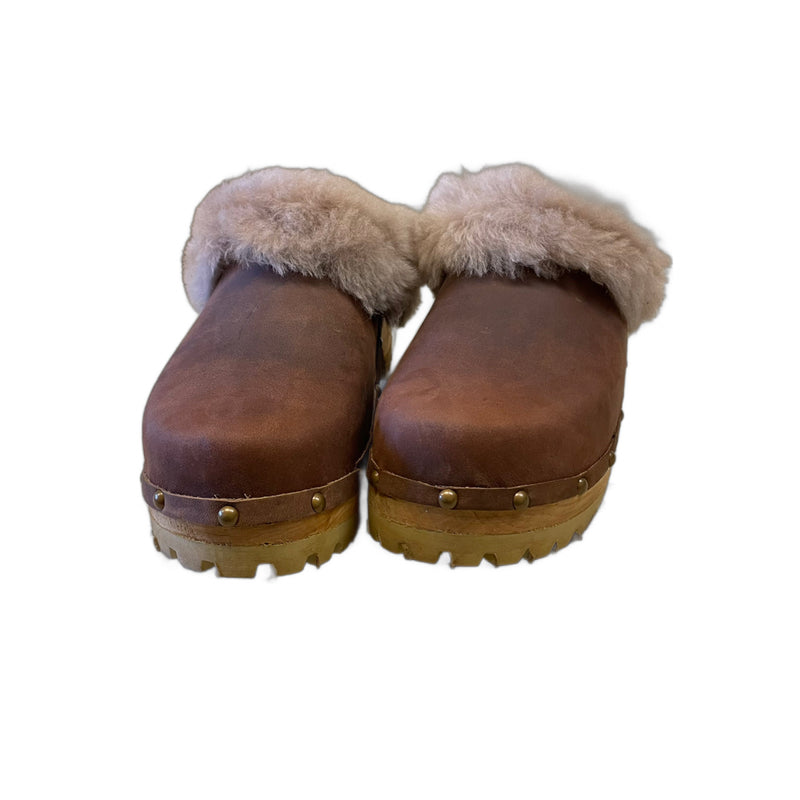 Rustic Brown Mountain Clogs with Blush Shearling