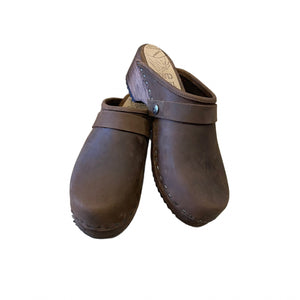 Chocolate Traditional Heel Snap strap Clogs