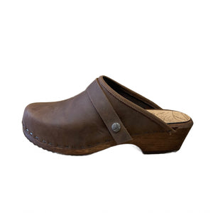 Chocolate Traditional Heel Snap strap Clogs
