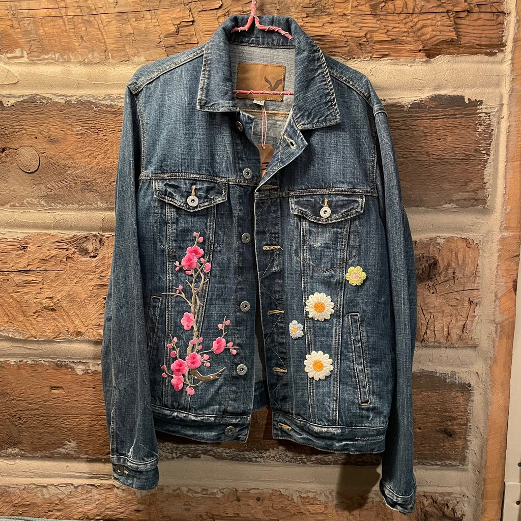 Denim jacket with floral embroidery 