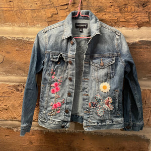 Denim jacket with floral embroidery 