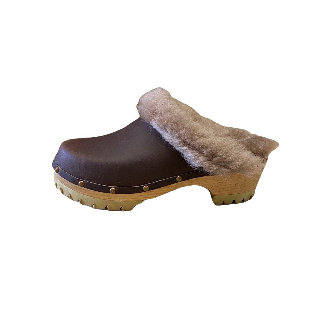  Shearling Lined Clog on the mountain sole in the cocoa bean leather with blushbeige shearling.