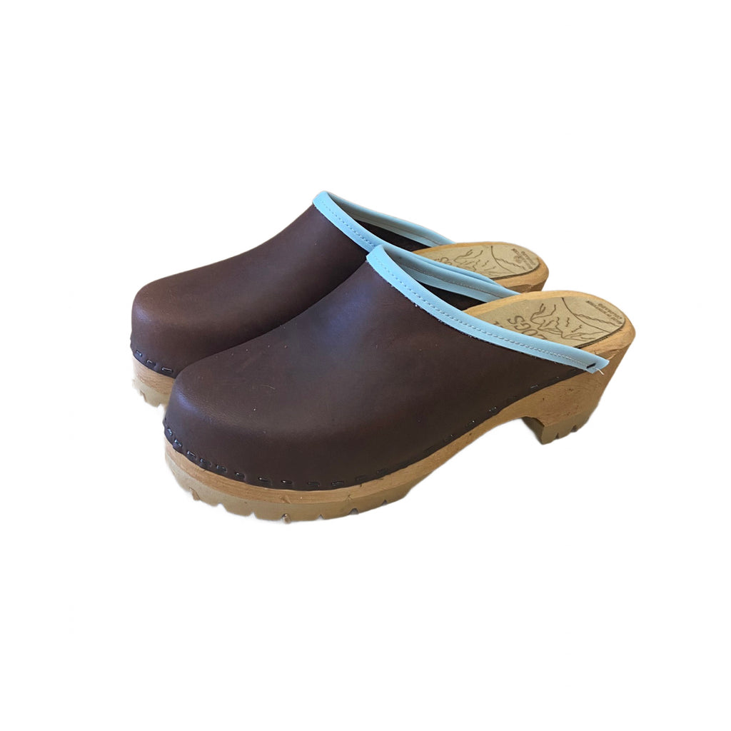 Cocoa Bean Mountain Clog with lightblue edgeband