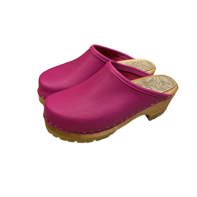 Side view of the traditional mountain sole clog in the Magenta leather.