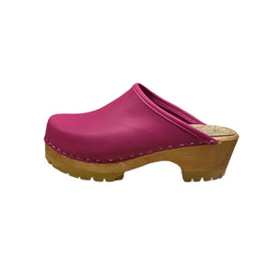 Side view of the traditional mountain sole clog in the Magenta leather.