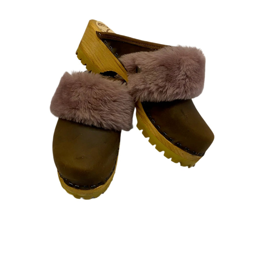 Cocoa Mountain Clogs with Dusty Violet Shearling Snap Strap