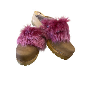 Magenta Tigrado Shearling Snap Strap Mountain Clogs in Camel Leather