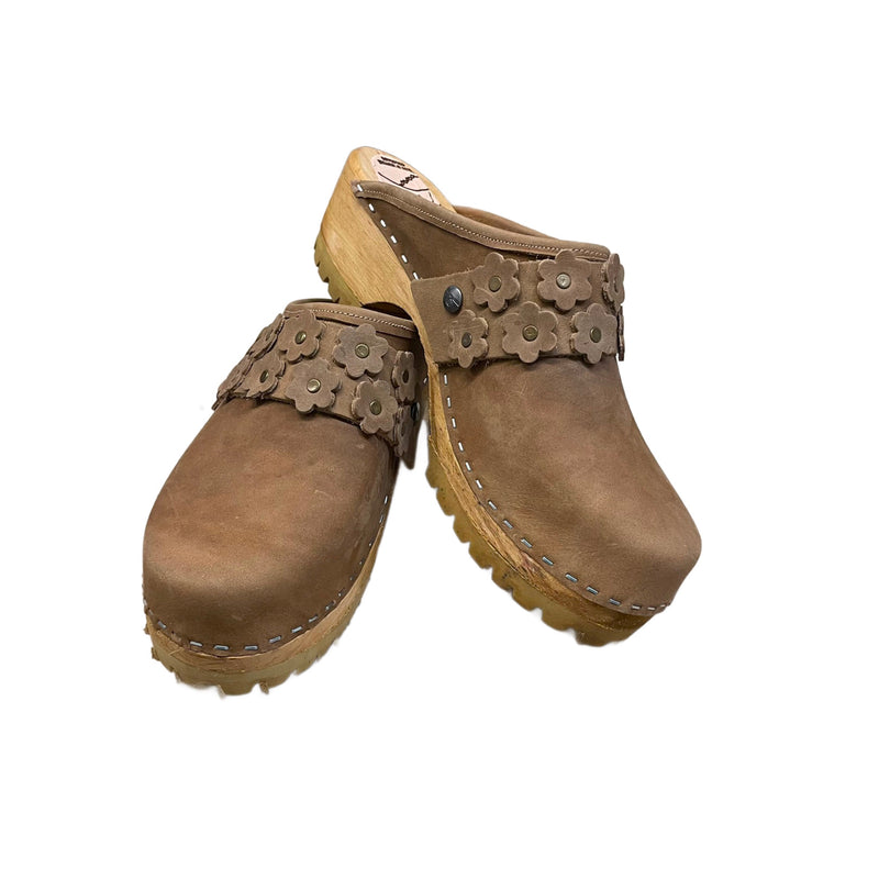 Camel Oil Tanned Leather Mountain Clogs with Linnea Flower Snap Strap