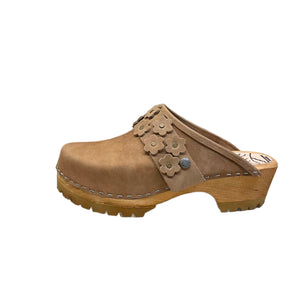 Camel Oil Tanned Leather Mountain Clogs with Linnea Flower Snap Strap