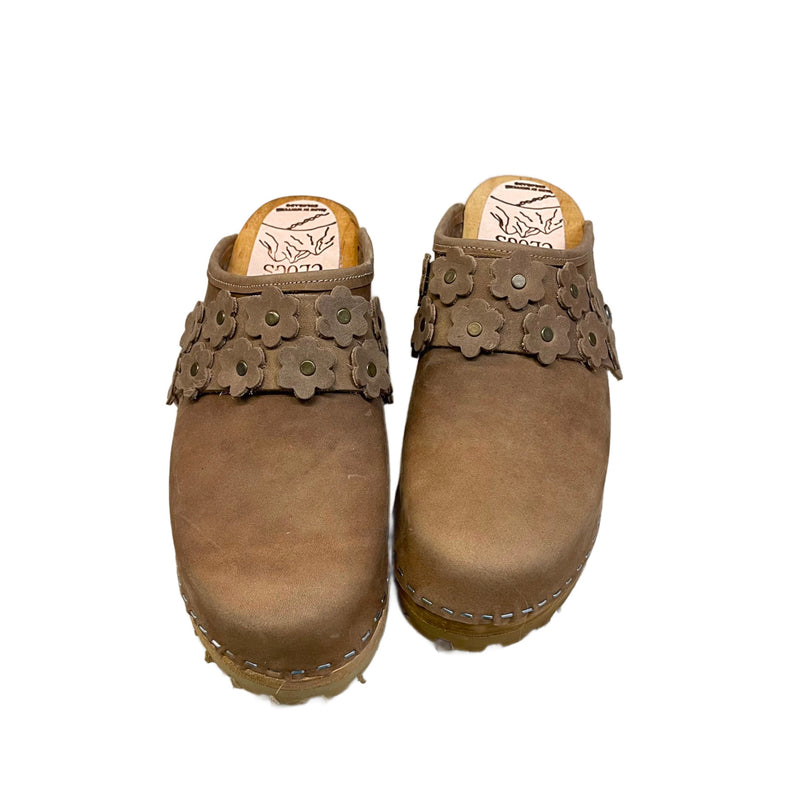 Camel Oil Tanned Leather Mountain Clogs with Linnea Flower Snap Strap