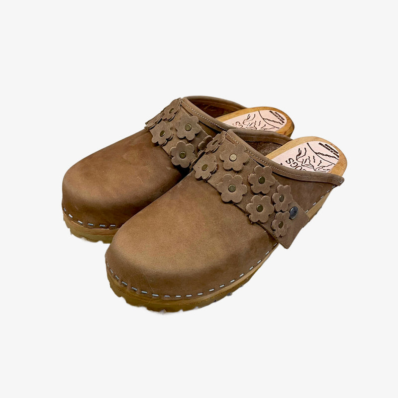 Camel Oil Tanned Leather Mountain Clogs with Linnea Flower Snap Strap