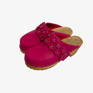 Magenta Bean Oil Tanned Leather Mountain Clogs with Linnea Flower Snap Strap