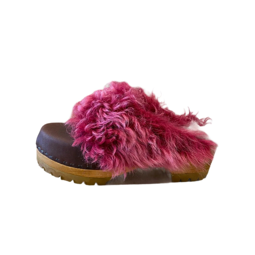 Yura Mountain clogs in Cocoa Bean with Magenta Tigrado Shearling