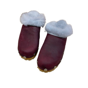 Mountain Sole Ebba clogs in Merlot Leather with Ice Blue shearling