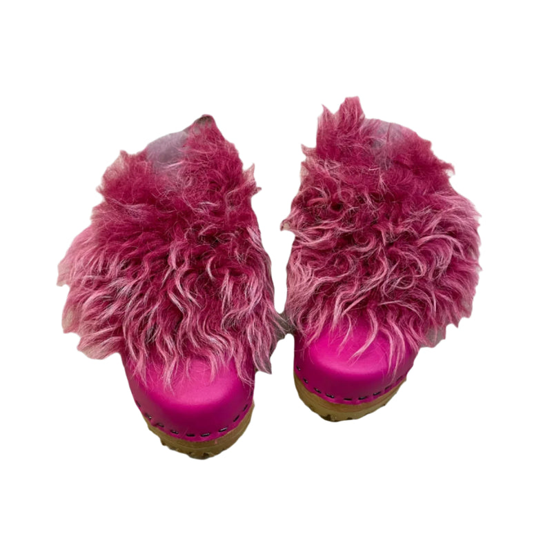 Yura Mountain clogs in Magenta with Magenta Tigrado Shearling