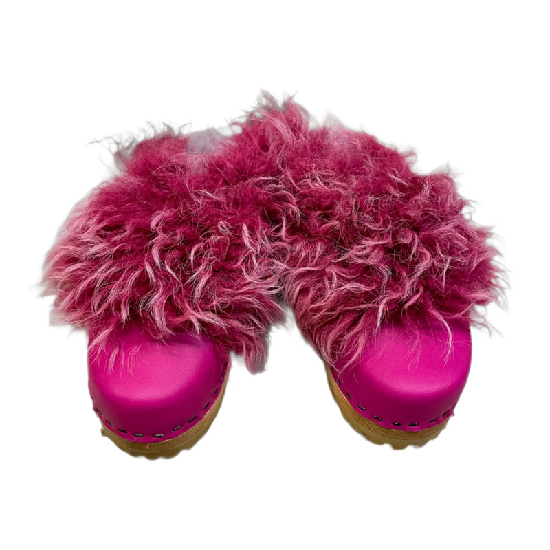 Yura Mountain clogs in Magenta with Magenta Tigrado Shearling