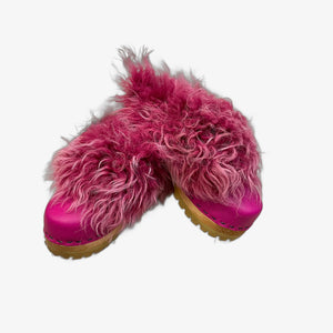 Yura Mountain clogs in Magenta with Magenta Tigrado Shearling