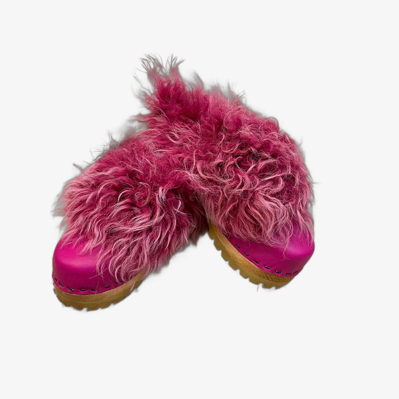 Yura Mountain clogs in Magenta with Magenta Tigrado Shearling