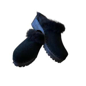 Mountain sole Tessa clog with a stained black wooden sole. Made with black suede and lined with black shearling.