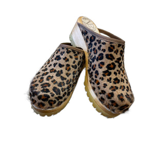 Mountain sole leopard pony Tessa clogs with a natural stain sole and brown edge band.