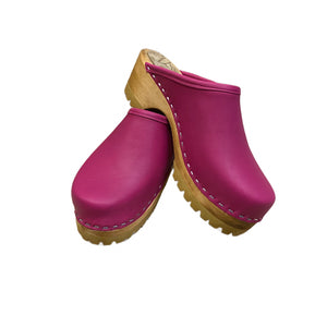 Front view of the traditional mountain sole clog in the Magenta leather.