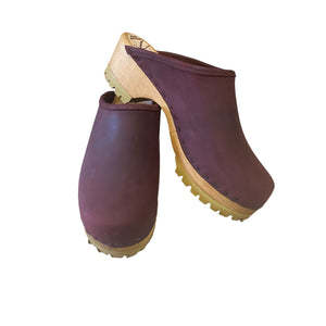 Front view of the traditional mountain sole clog in the Merlot leather.