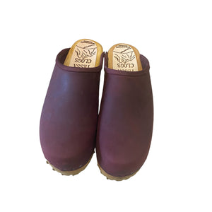 Front view of the traditional mountain sole clog in the Merlot leather.