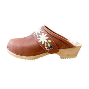 Traditional Heel Cinnamon with Daisy Snap Strap