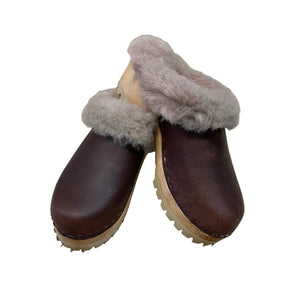 Brown wooden clogs with blush fur shearling