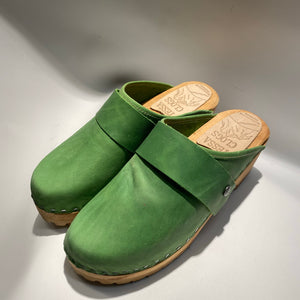 Mountain Sole Grass Green with Wide Snap Strap size 39 - Factory Seconds