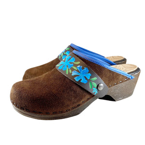 Flexible Tessa Clogs in Brown Suede with a Cornflower Strap